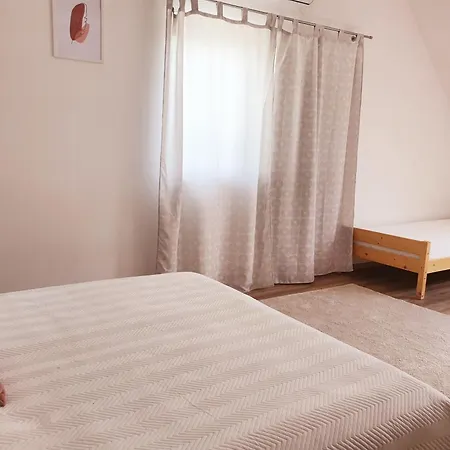 Pinkoczi Apartmanhaz * Balatonalmádi